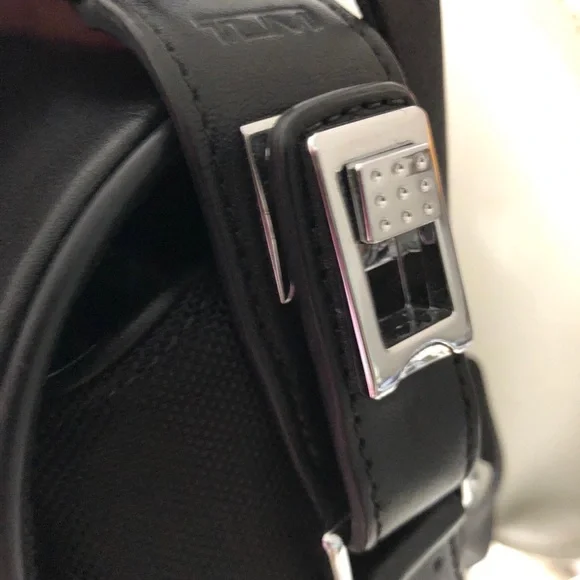 NWOTs tumi LXT Imagination messenger bag